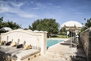 Piscina a l'aire lliure, para-sols i gandules 