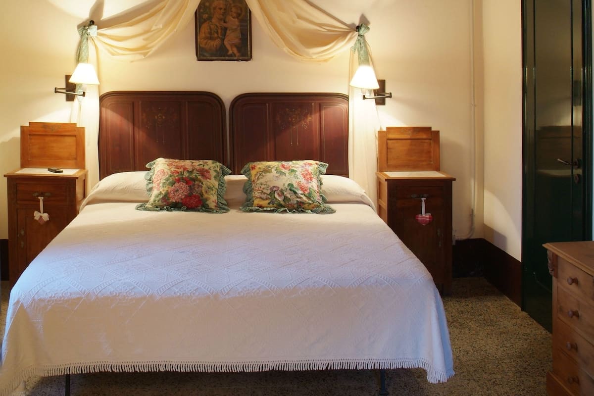 2 slaapkamers, luxe beddengoed, een minibar, een bureau