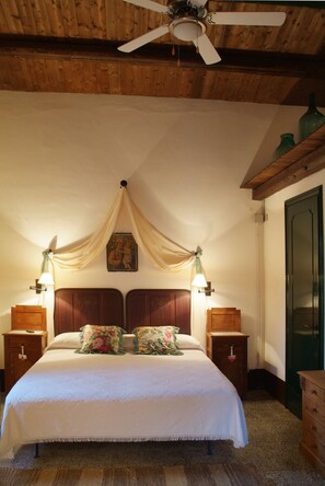 2 bedrooms, premium bedding, minibar, desk