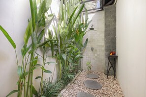 Villa, 2 Schlafzimmer, eigener Pool | Dusche im Bad