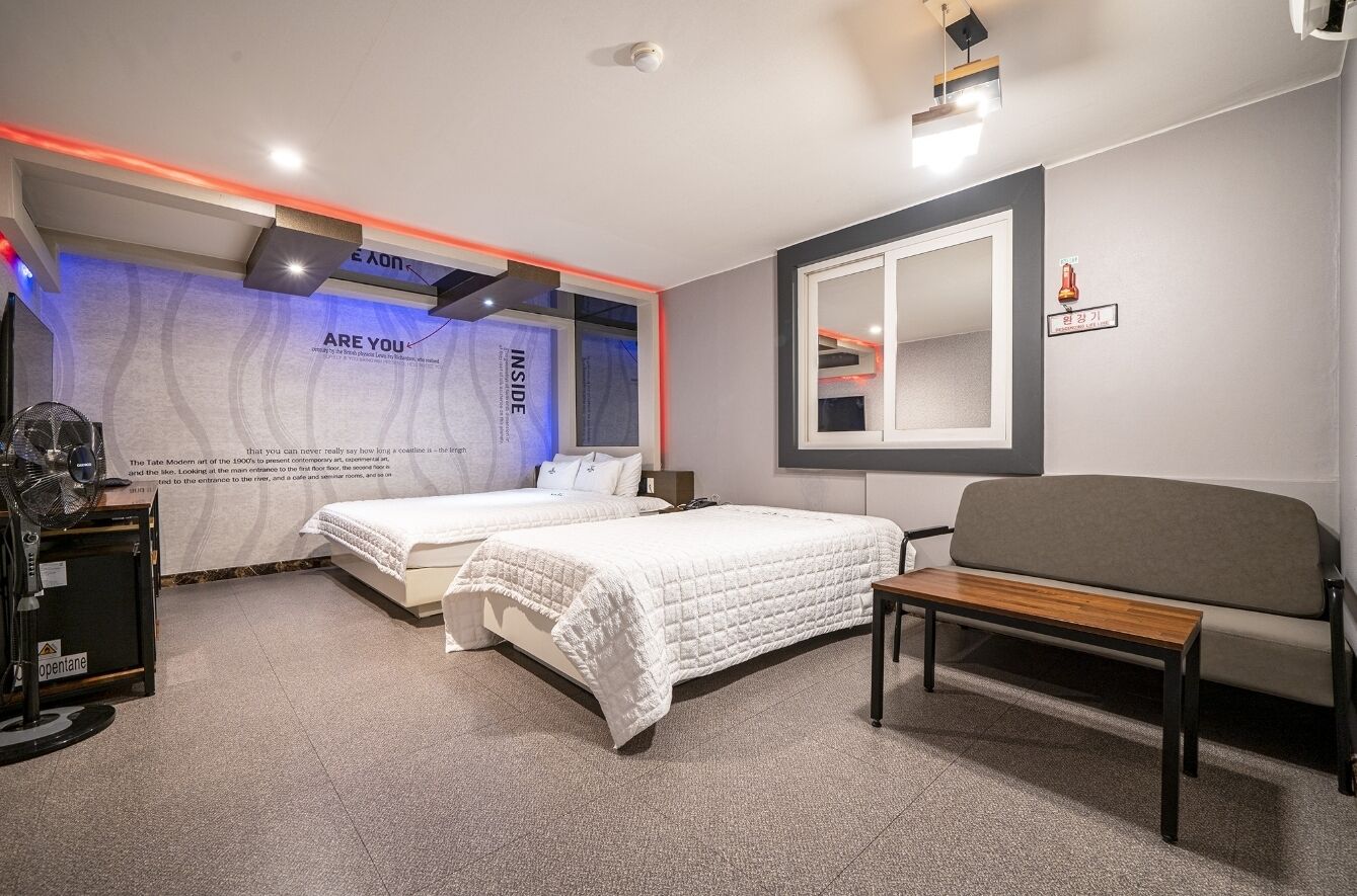 Habitació amb dos llits individuals familiar | Escriptori, habitacions insonoritzades i wifi gratuïta 