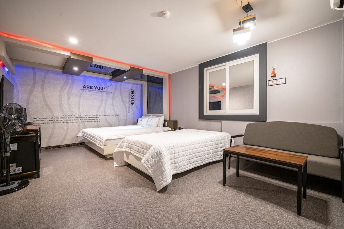 Desk, soundproofing, free WiFi