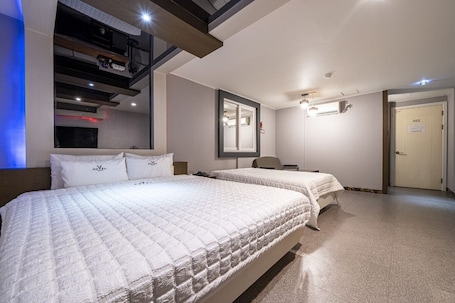 Family Twin Room | Desk, soundproofing, free WiFi