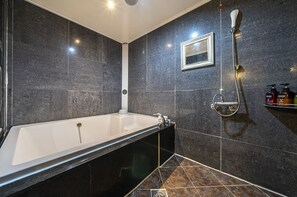 Quarto luxo | Banheiro | Banheira e chuveiro separados, banheira de imersão