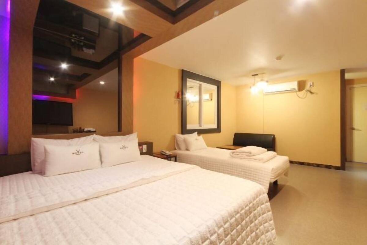 Desk, soundproofing, free WiFi