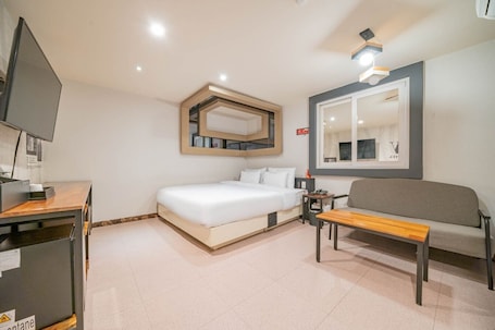 Deluxe Room | Desk, soundproofing, free WiFi
