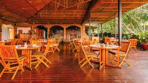Un restaurante con mobiliario de madera y arcos de ladrillo.