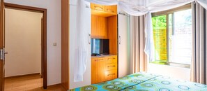 Coffres-forts dans les chambres, fer et planche à repasser