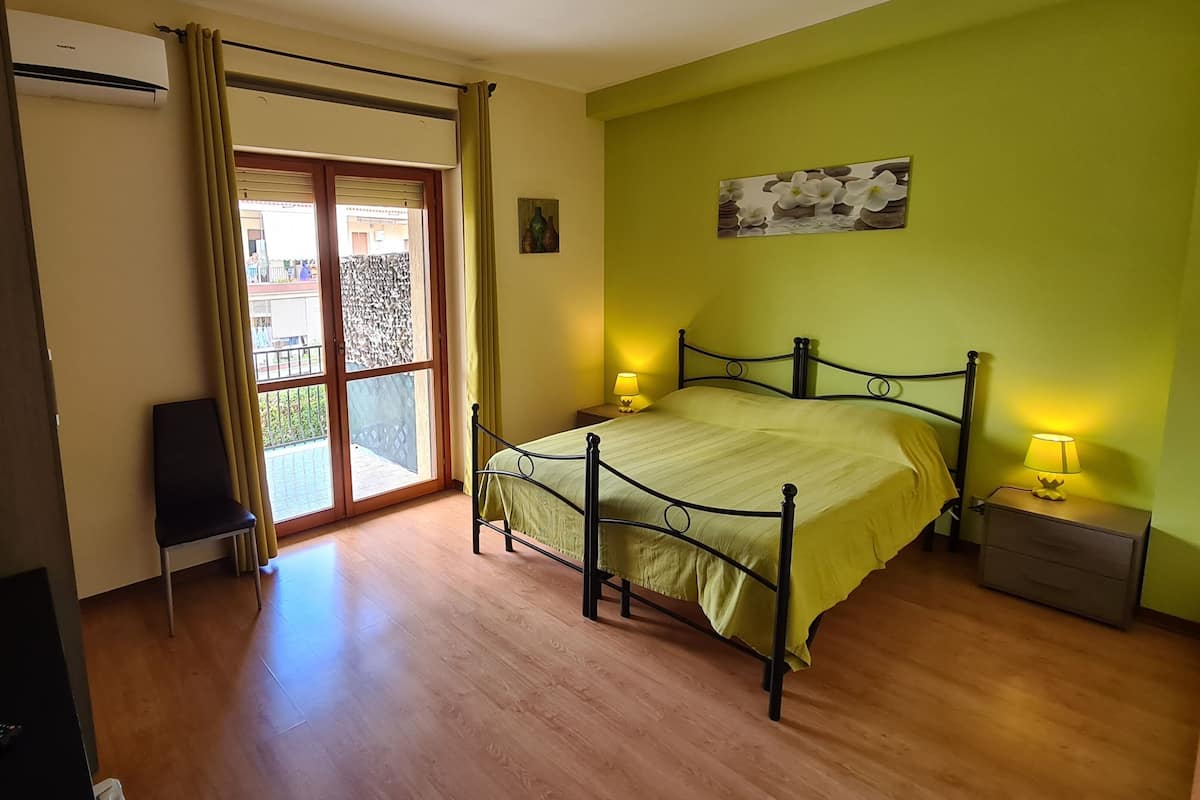 Camera Matrimoniale con Bagno Privato Fuori Camera | Ropa de cama de alta calidad y escritorio