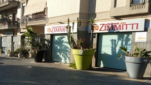 Rakennuksessa on myymälätiloja, joiden nimilaatat ovat ”ZIMMITTI” ja ”ZIMMITTO”.