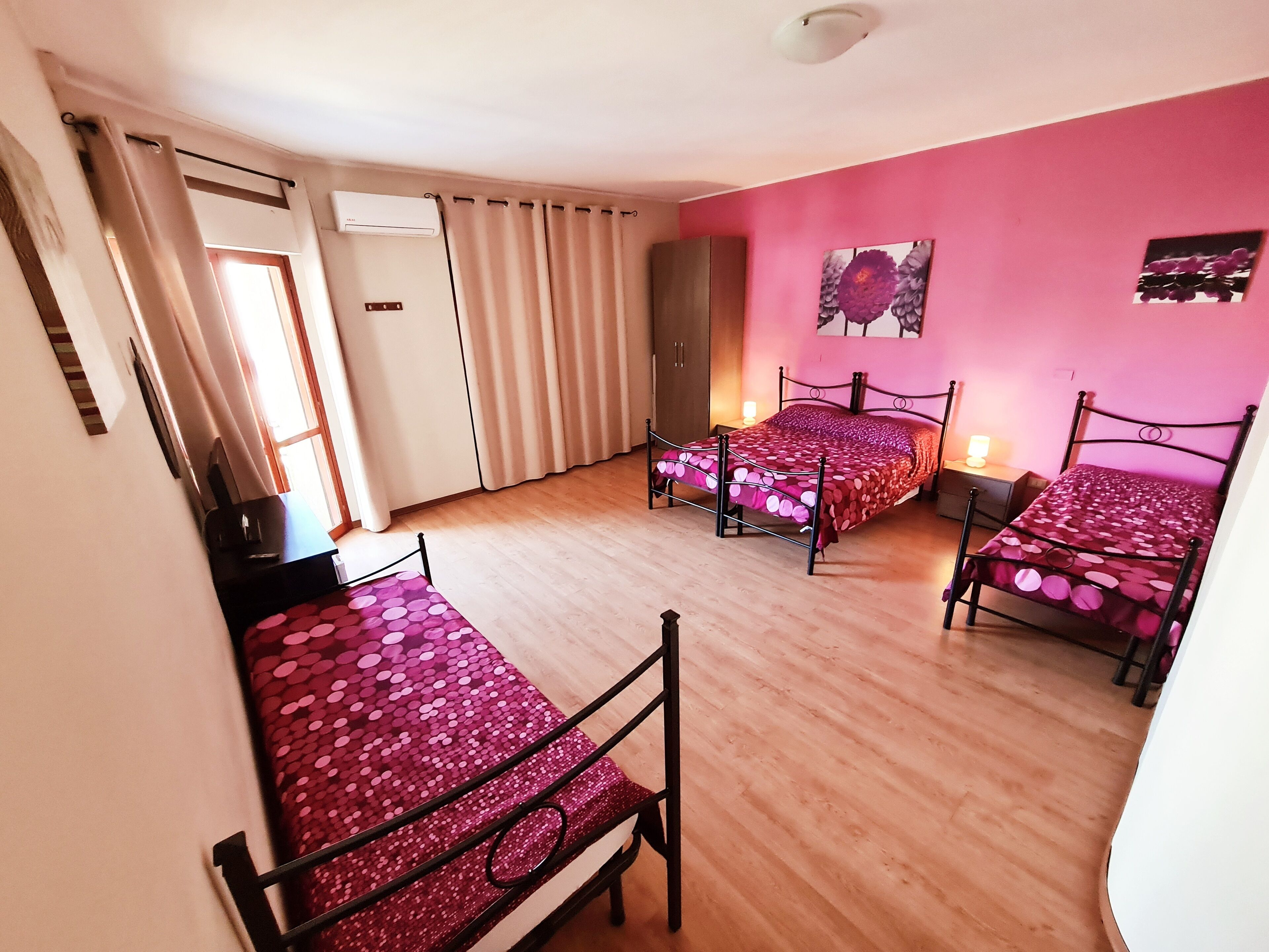 Quadrupla Comfort, bagno in camera | Biancheria da letto di alta qualità, una scrivania, ferro/asse da stiro