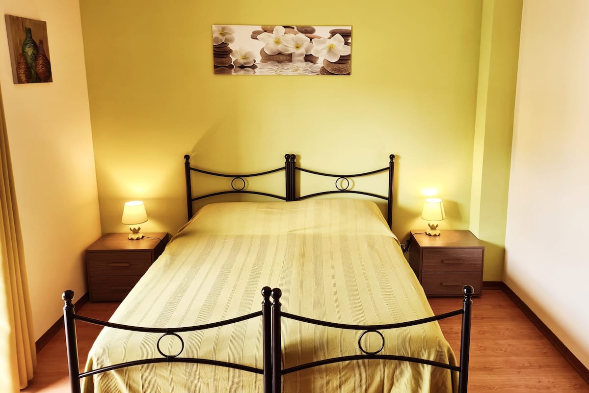 Camera Matrimoniale con Bagno Privato Fuori Camera | Ropa de cama de alta calidad y escritorio