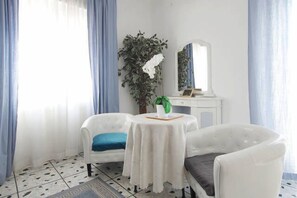 Chambre Triple Supérieure (External Private Bathroom)