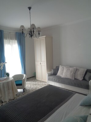 ห้องซูพีเรียทริปเปิล (External Private Bathroom) | ตู้นิรภัยในห้องพัก, เตารีด/โต๊ะรีดผ้า, Wi-Fi ฟรี, ผ้าปูที่นอน