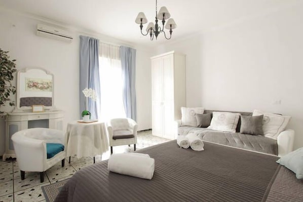 Chambre Triple Supérieure (External Private Bathroom)