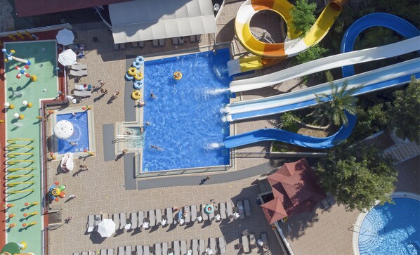 Piscine couverte, 3 piscines extérieures, parasols de plage