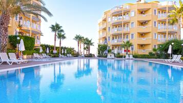 Sisäuima-allas, 3 ulkouima-allasta, aurinkovarjoja, aurinkotuoleja