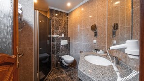 Chambre Standard Double ou avec lits jumeaux | Salle de bain | Douche, sèche-cheveux, chaussons, serviettes fournies