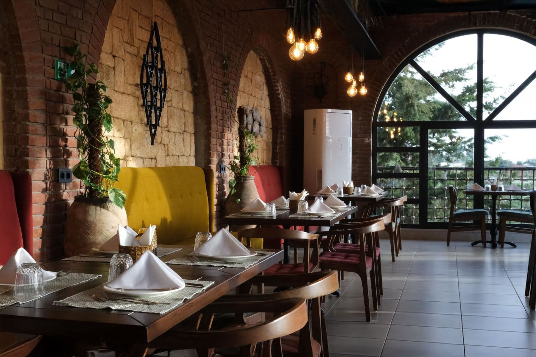 3 restaurants, breakfast, lunch, dinner served; international cuisine 