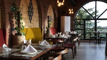 3 restaurants, breakfast, lunch, dinner served; international cuisine