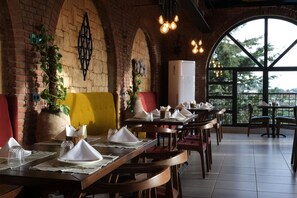 3 ห้องอาหาร, บริการอาหารเช้า อาหารกลางวัน อาหารเย็น, อาหารนานาชาติ