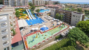 A resort with multiple swimming pools, a water park, and a beachfront view. - Club Paradiso Hotel  (Alanya)