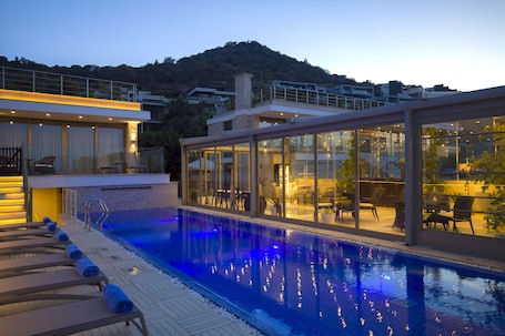 4 piscinas al aire libre, una piscina en la azotea, sombrillas