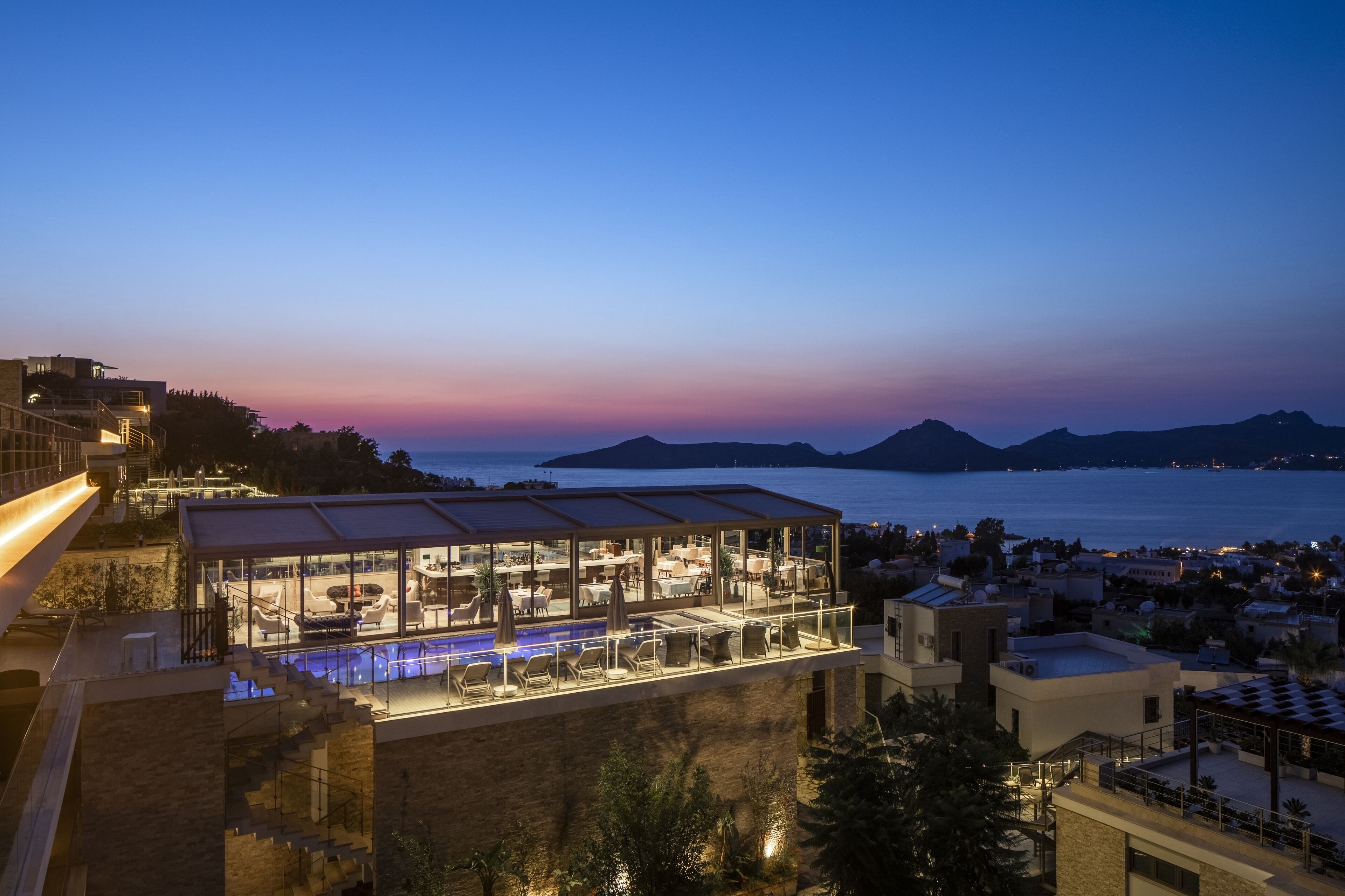 Här finns 2 restauranger som serverar frukost.