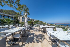 2 restaurants, breakfast, lunch, dinner served; international cuisine 