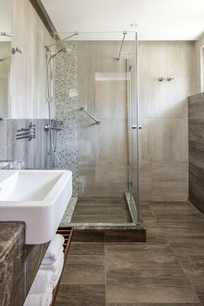Habitación Deluxe, vistas al mar | Baño | Ducha y cabezal de ducha tipo lluvia