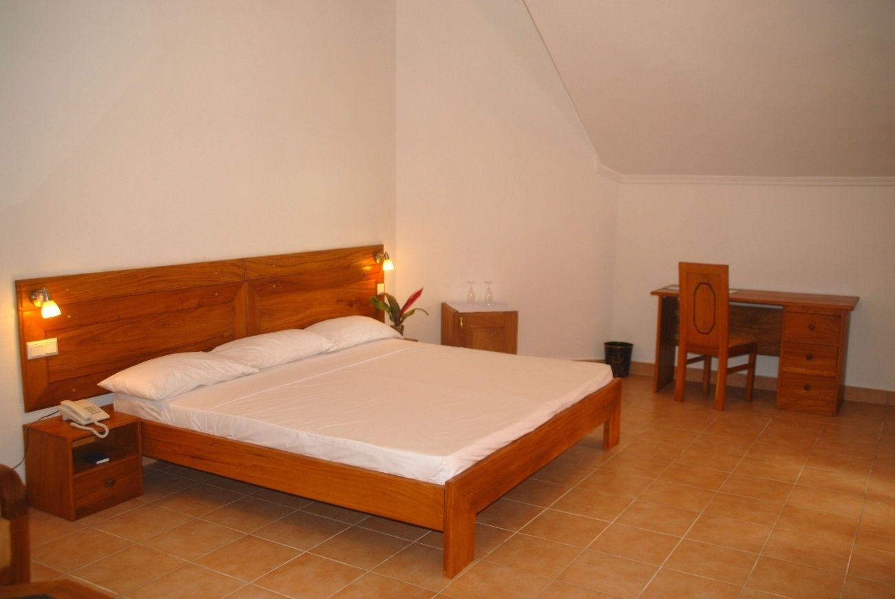 Caja fuerte, escritorio, cortinas opacas y wifi gratis