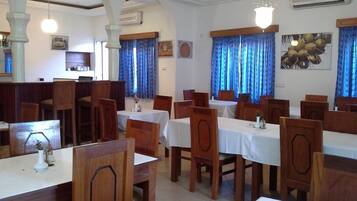 Se sirven desayunos, comidas, cenas y cocina internacional