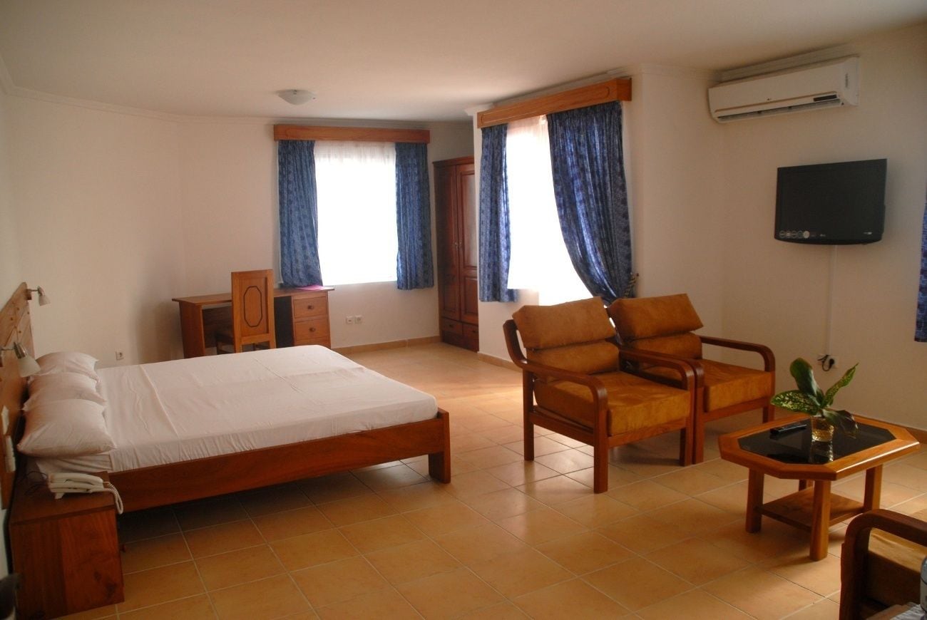 Caja de seguridad en la habitación, escritorio y cortinas blackout 