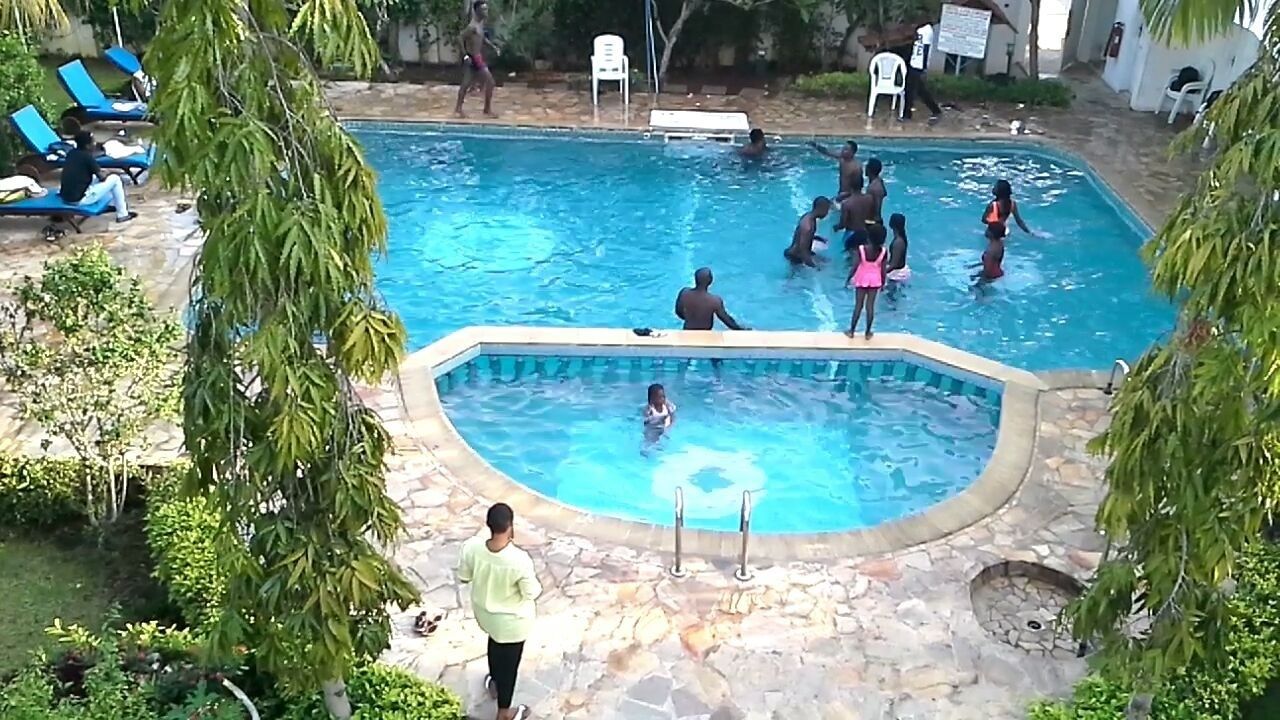 Una piscina al aire libre