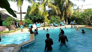 Una piscina al aire libre
