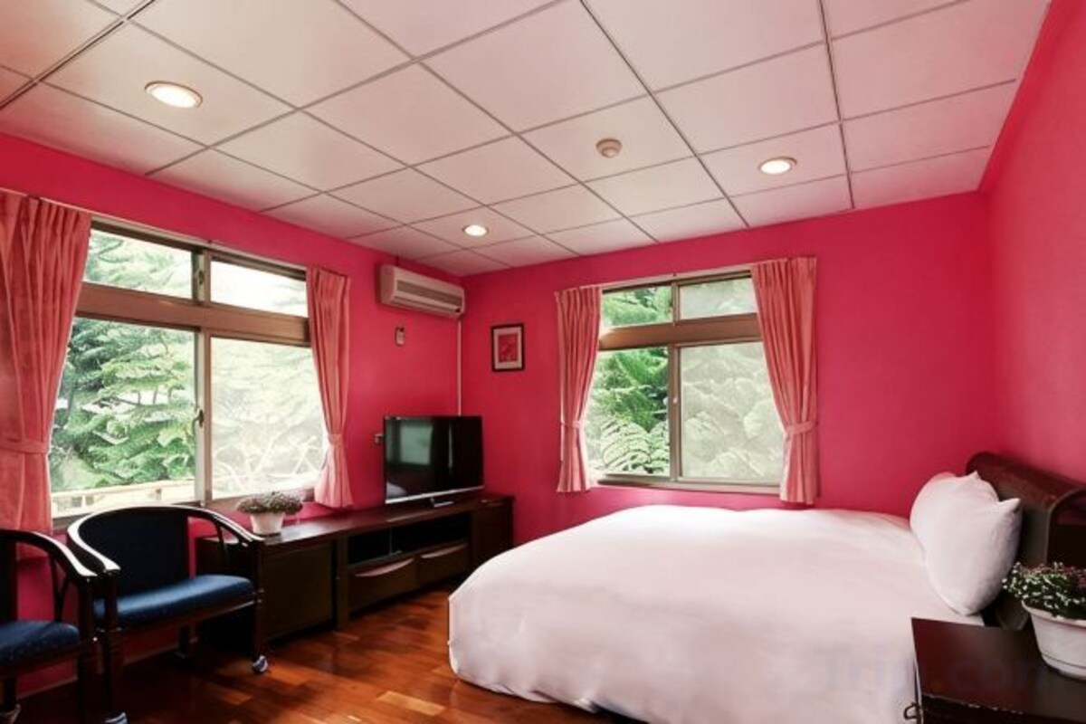 Premium bedding, desk, WiFi (free), bed sheets