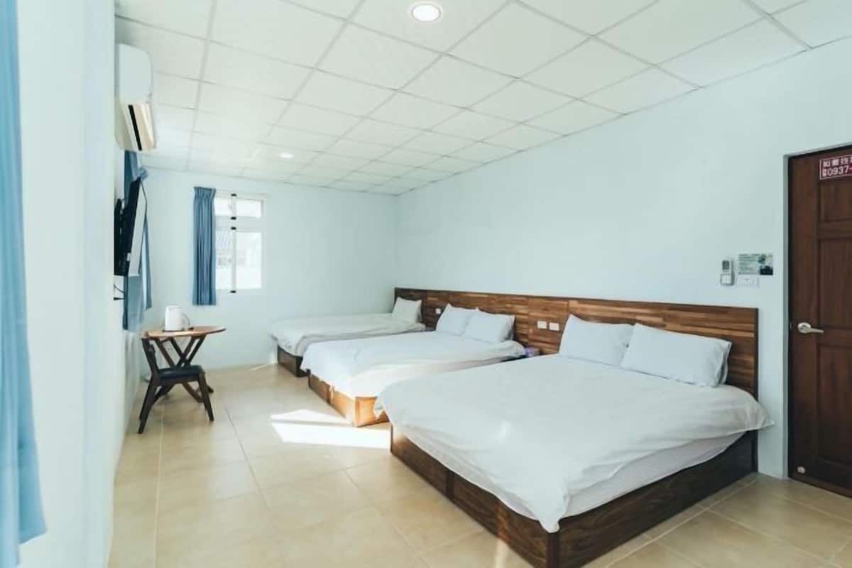 Roupas de cama premium, escrivaninha, Wi-Fi de cortesia, roupa de cama