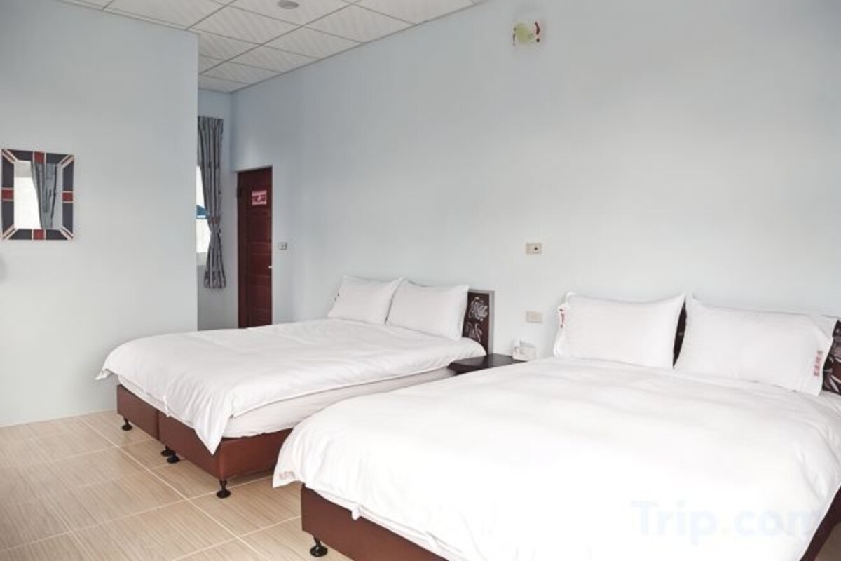 Premium bedding, desk, WiFi (free), bed sheets