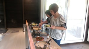 Frokost med lokale retter er inkludert hver dag