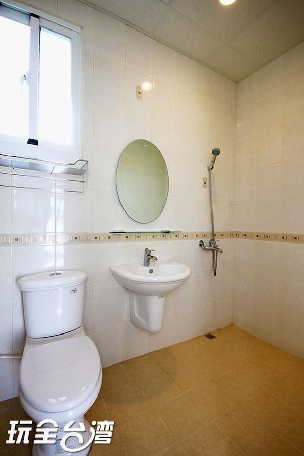 Un baño con inodoro, lavabo y ducha.