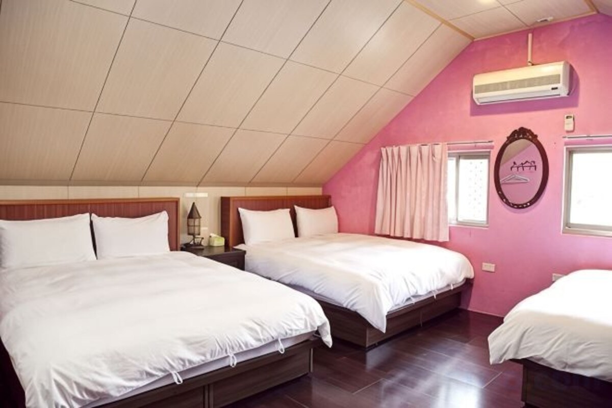 Premium bedding, desk, WiFi (free), bed sheets