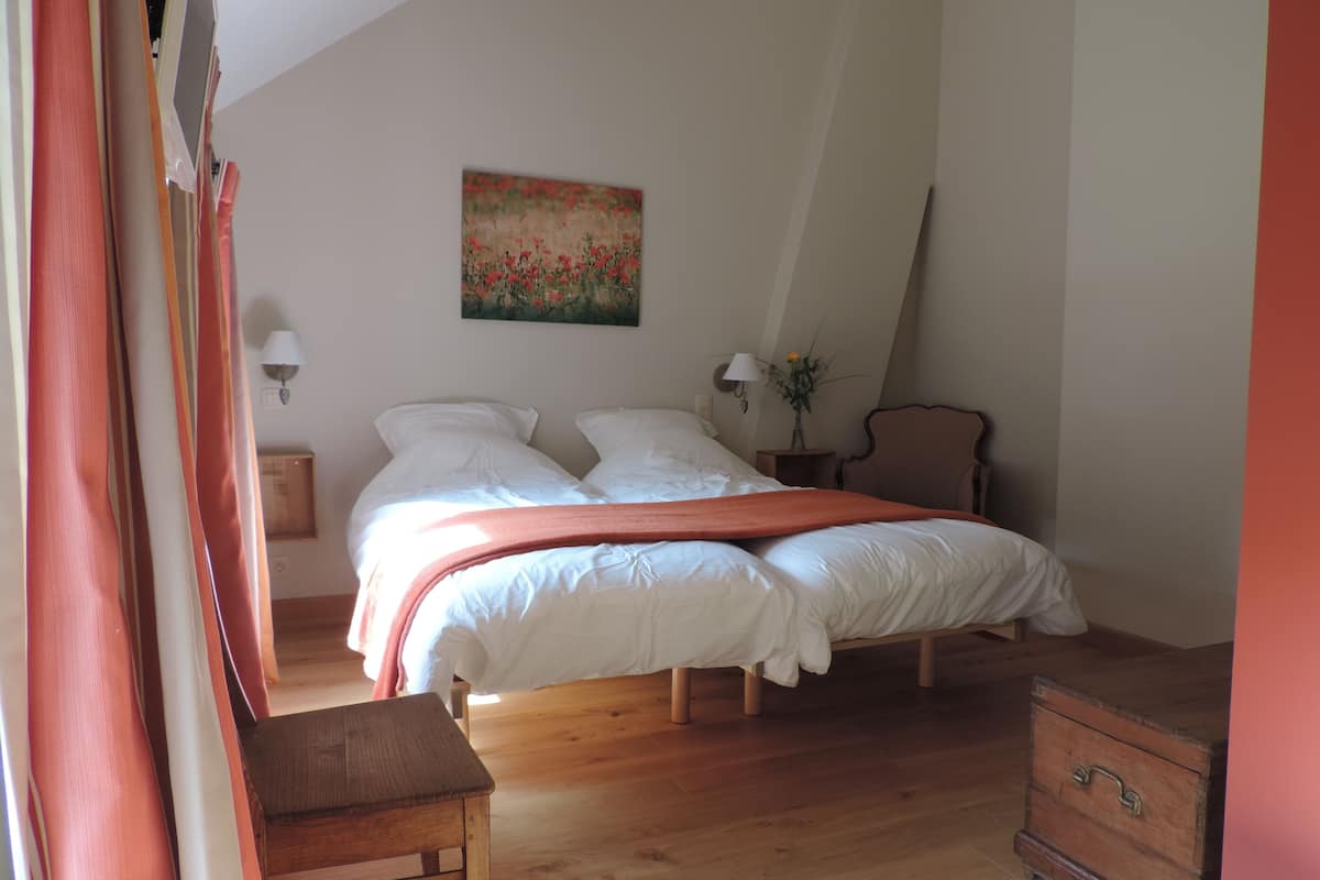 Ropa de cama de alta calidad, minibar y decoración personalizada