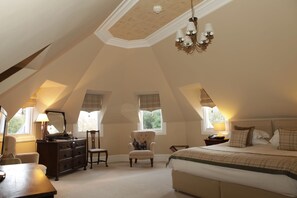 Deluxe Double Room | Bathroom | Free toiletries, hair dryer, towels