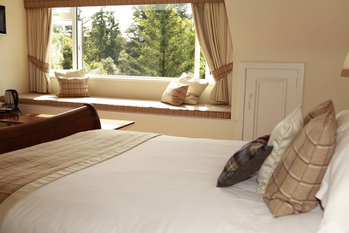 classic double room, 1 double bed | bathroom | free toiletries, hair dryer, towels