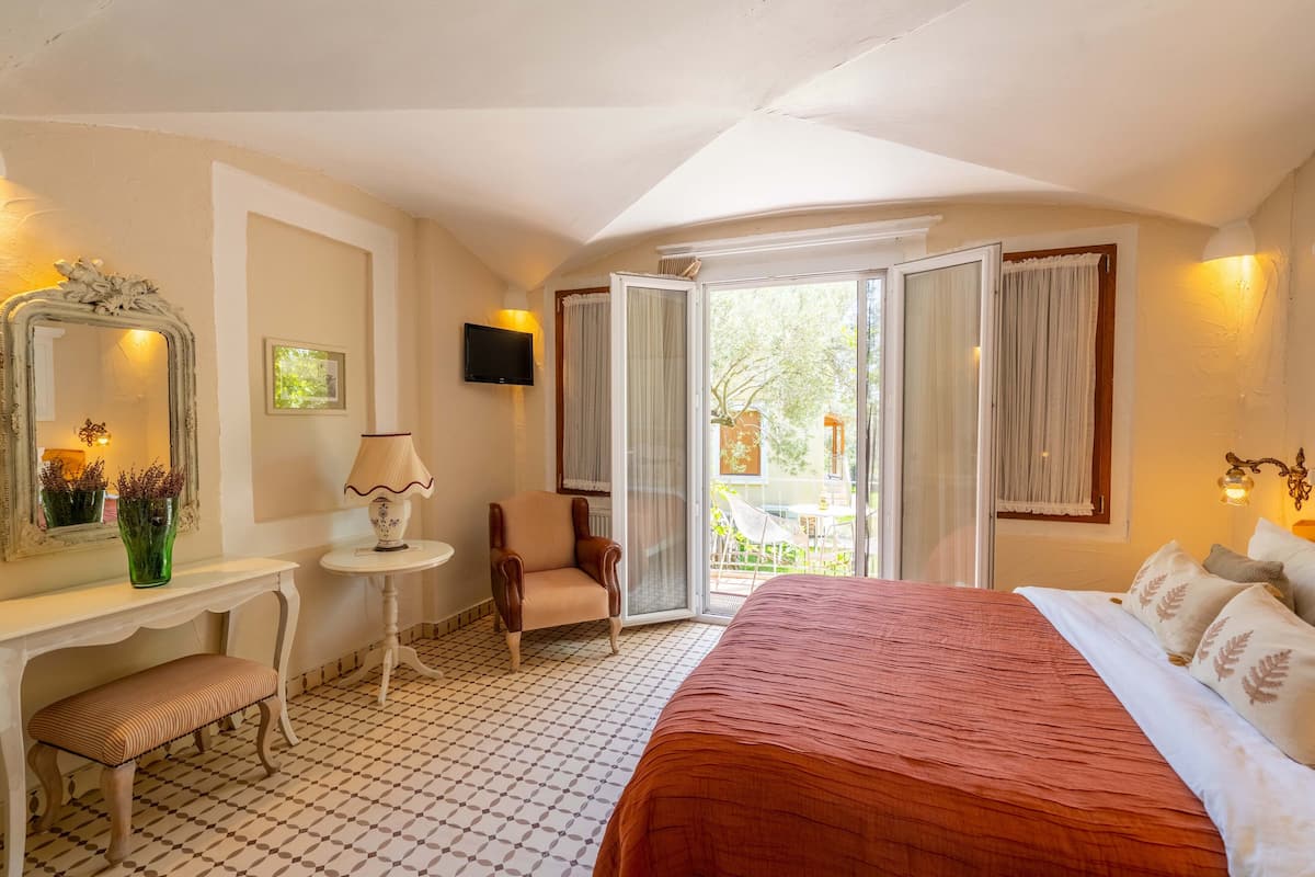 standard double room | premium bedding, in-room safe, desk, soundproofing