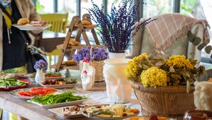 Una mesa de buffet con diversos platos y un centro de mesa decorativo.