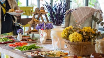 Free daily buffet breakfast