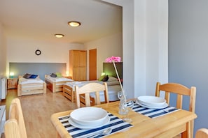Free cots/infant beds, free WiFi, bed sheets - Nice Rooms (Gdansk)