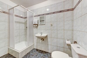Quarto triplo, banheiro compartilhado | Banheiro | Chuveiro, secador de cabelo (mediante solicitação), toalhas de banho 