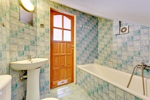 Quadruple Room, Private Bathroom | Bilik Mandi | Pancuran mandi, pengering rambut, tuala disediakan 